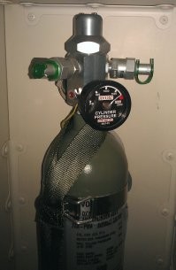 1. Маски и не могут чего там содержать, кислород к ним подводится... 
2. В самолёте есть баллоны заряженные кислородом...на всякий случай...