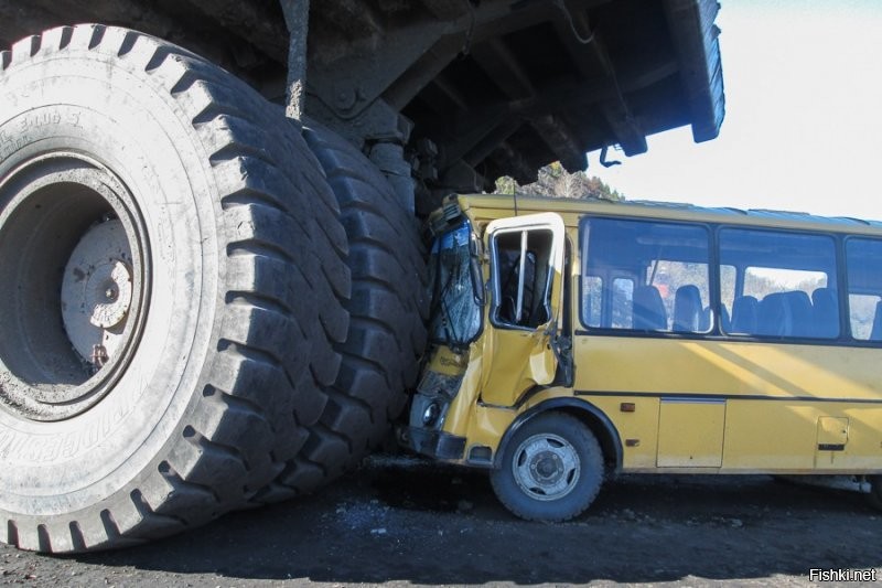 Автобус врезался в БелАЗ под Новокузнецком: пострадали дети