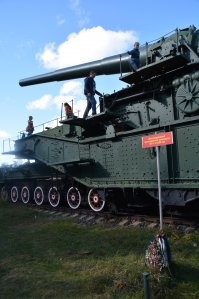 Недалеко от Санкт-Петербурга, Красная Горка, калибр 305 мм. Со слов гида, местного энтузиаста, в радиусе 35 км от транспортёра фашистов не было, выбивали их в прямом смысле этого слова. Фото 2015 года.