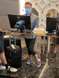 Это зеркало грязное или у всех ноги в пятнах?!