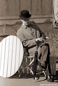 Виталий Соломин отдыхает в перерыве между съемками фильма "Шерлок Холмс и доктор Ватсон", 1978 год.