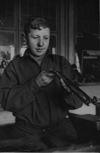 Возможно не верно указан год. ППД сняли с производства в 1942 году. В 1943 году на заводах Ленинграда уже вовсю штамповали ППС (пистолет-пулемёт Судаева). На фото бригадир комсомольской бригады слесарей А.П. Иванов за сборкой ППС-43. Дата 13.03.43.