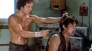 Замечательный фильм. До сих пор помню огромные очереди в кинотеатры. Этот фильм ещё хорош и своей естественностью. Актёры передвигаются по судну с оружием неумело, как гражданские моряки, а не как военные. И тут - с пистолетом подходить на дистанцию удара рукой профессионал тоже не стал бы.