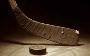 Наверное одно из первых применений чёрной изоленты в детстве...