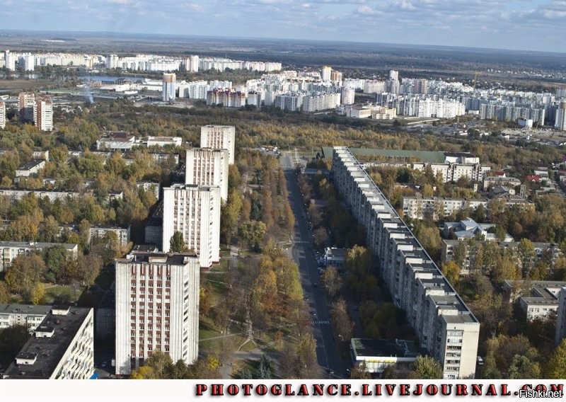 Гомель - конечно, не Москва, тут размеры поменьше. В 70х - 80х годах я жил в гомельской "Китайской Стене" на Кожара 1. 
20 подъездов, 9 этажей, длина - 512 метров.