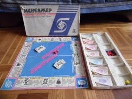 Игра до того была популярна что мы её перерисовывали, а фишки у нас были разноцветные пуговицы.