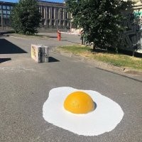 А чо, прикольненько. Беленько-желтенько. Глазунья на страже движения.)