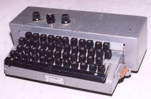 В 70 е - 80 е годы я работал судовым радистом, но с появлением более современной радиоаппаратуры, эту должность на судах упразднили.
Хотя радисты остались ещё в армии и во флоте, поскольку радиотелеграфная связь имеет свои неоспоримые преимущества. 

Недавно показывали по телеку открытие суперсовременного управляющего центра РВСН. 
Когда дежурный дал приказ оповестить о начале работы, радист стал стучать по клавиатуре прибора, который показался мне до боли знакомым. 
Это был датчик телеграфного кода Морзе - Р-010, который и в годы моей службы (май 70 - май 72) уже не был новинкой в войсках. 
Жив курилка!