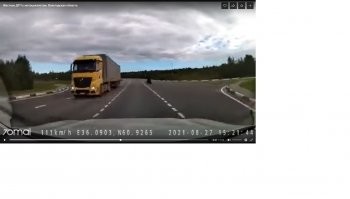 Я вот посмотрел видео покадрово и вот возникают вопросы. А как понять куда планирует ехать мот? На первых двух ощущение, что он влезет в полосу рега. И тогда понятно его реакция - уход на встречку. На третьем кадре видно что авто начинает маневр еще до проезда фуры да и расстояние до мота уже понятно, что там нет возможности остановить авто даже на скорости 60 км/ч.