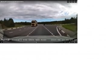 Еще раз даю покадрово. Где вы увидели что мот решил ехать прямо, а не в полосу рега? Первый и второй кадры ВНИМАТЕЛЬНО!!! Я вот не понял. И третий кадр, рег пытаясь спасти мота лезет под фуру, потом у что то решил стартануть.  На нем прекрасно видно какое расстояние от капота до мота. Там и на 60 не остановишь авто.