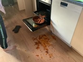 Моешь пол. Остатки в миске перемешиваешь и говоришь гостям, что приготовила крутое русское блюдо - "макороны по флотски".
Не благодари)))