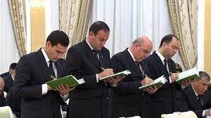 Все )))  те статисты  что  стоят ровными рядами и хлопают в лодоши )))  или  вечно расписывающие ручку  чиновники ???