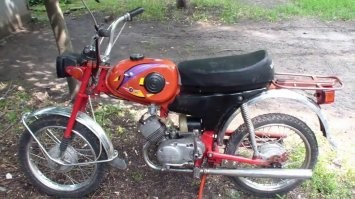 На правах Советского Пионера:
Вот это - мопед карпаты с двухскоростным движком. Даже еще и с ножным переключением передач, как у настоящего мотоцикла.
А это - велосипед, с подвесным мотором, серии д. Если я не ошибаюсь - Д-8