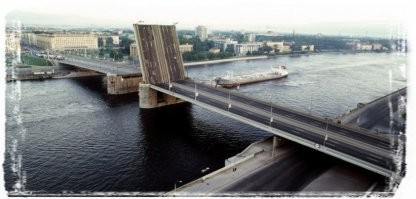 В те времена Володарский мост имел пролетные строения с арками. Их заменили в конце восьмидесятых - начале девяностых. Причем старые пролеты не уничтожили а оттащили вверх по течению Невы и сложили на берегу. Там они и лежат до сих пор.
