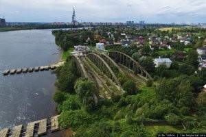 В те времена Володарский мост имел пролетные строения с арками. Их заменили в конце восьмидесятых - начале девяностых. Причем старые пролеты не уничтожили а оттащили вверх по течению Невы и сложили на берегу. Там они и лежат до сих пор.