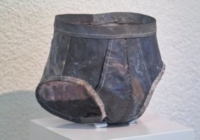 сдается мне, что дед своей бабуле не только стальным чехлом для телефона мог обойтись