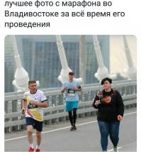 А эта бабнция любит у нас во Владивостоке и по Спортивной набережной гулять, с этим же бокалом