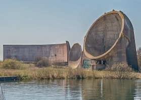 Небольшие акустические локаторы, примерно как на фото, в тихую погоду, позволяли обнаружить самолёт километров за пятнадцать-двадцать. Более крупные передвижные километров за пятьдесят. Самое большое семидесятиметровое акустическое зеркало построенное в 1930 году в Англии, позволяло услышать самолёты более чем за сто километров. Конечно, многое ещё зависело от оператора. Примечательно, что нередко ими были слепые люди по понятным причинам.