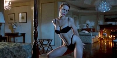 ну не знаю.. не мой фасон.. да и комплексует она сама из за далеко не идеальных верхних форм и фигуры в общем. Вот Джейми Ли Кёртис круто сложена, сиськи и ноги огонь, очень интересная