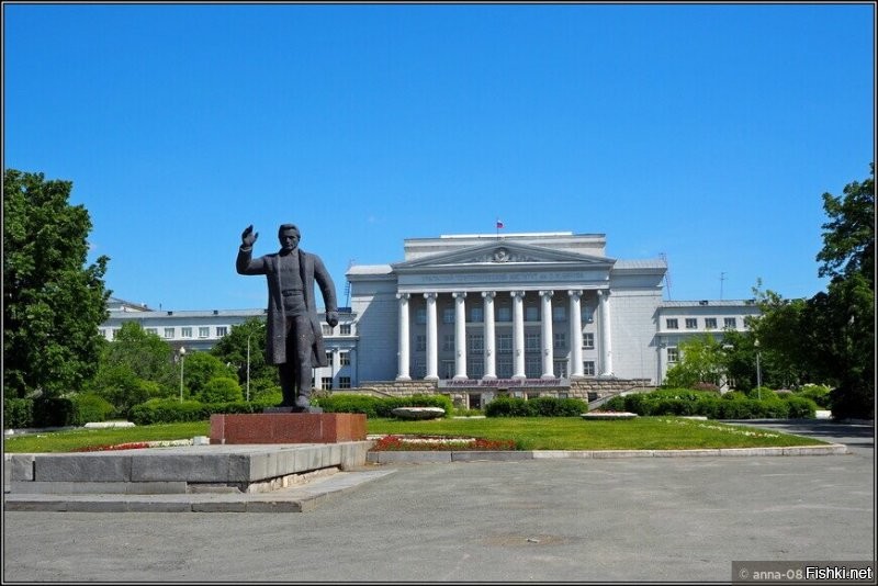 екатеринбург, УПИ... киров спрашивает у свердлова, спроси у ильича где он купил такой пиджачок... 
свердлов у оперного, ильич, тут интересуются где ты надыбал такой пиджачок... 
ленин на площади - у ЦУМе...