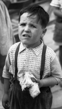 А как же вот эта фотография? Здесь мальчика 4х лет отроду сфотографировала его сестра, которой в этот день исполнилось 8 лет. Он держит хлеб, который испекла ему бабушка. Буквально через несколько минут после фото, польский город Берцлава накрыли авиаудары нацистской армии. Погибло 1756 человек, включая мальчика и его сестру. Фотоаппарат нашли в обломках.