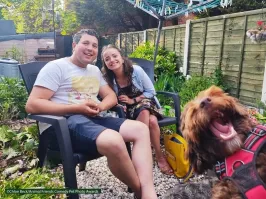 "У каждого есть друг, который убойно портит фото" 
Да он тут лучше всех вышел