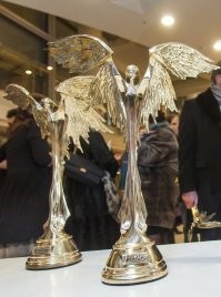 этому не выдали еще? хотя он себе в сраку запихнет, не зря статуэтку так отполировали, не то что наша Ника