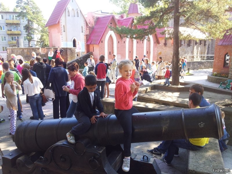 Точно! В форт мы ездили семьей в 2013, я с женой и дочкой и сестра с сыном. Случайно получился отличный, насыщенный маршрут выходного дня. Сначала в Краснофлотск поползать по форту (тогда еще не привели в порядок): на "поездах", по казематам 322 батареи (был "залаз"), по минно-прожекторной станции. Дальше в Сосновом бору офигенная детская площадка "Андерсенград" (умудрились попасть на какой-то праздник, детвора в восторге была, племяшь тетю гламурную за попу подержал, тете тоже понравилось))). А после поездка в крепость "Копорье" (тогда была закрыта, но пару проходов было) там умотались все и в машине заснули, я поехал было домой в СПб (планировал еще в Лопухинку на радоновое озеро заскочить, но не будить же всех). Пробка в город дикая заставила завернуть в Гатчину к однокурснику на птичью ферму (теперь он еще и кум). Там даже сестра (родная но на 10 лет меня старше) взяв перепеленка в руки почувствовала себя ребенком. Пользуйтесь маршрутом, поучайте на здоровье позитивные впечатления, делитесь своими поездками и балуйте детишек, а то растут они слишком быстро можно пропустить их детство, потом не наверстаешь.