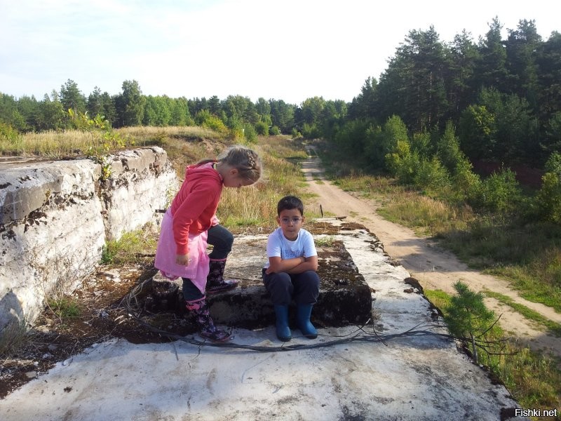 Точно! В форт мы ездили семьей в 2013, я с женой и дочкой и сестра с сыном. Случайно получился отличный, насыщенный маршрут выходного дня. Сначала в Краснофлотск поползать по форту (тогда еще не привели в порядок): на "поездах", по казематам 322 батареи (был "залаз"), по минно-прожекторной станции. Дальше в Сосновом бору офигенная детская площадка "Андерсенград" (умудрились попасть на какой-то праздник, детвора в восторге была, племяшь тетю гламурную за попу подержал, тете тоже понравилось))). А после поездка в крепость "Копорье" (тогда была закрыта, но пару проходов было) там умотались все и в машине заснули, я поехал было домой в СПб (планировал еще в Лопухинку на радоновое озеро заскочить, но не будить же всех). Пробка в город дикая заставила завернуть в Гатчину к однокурснику на птичью ферму (теперь он еще и кум). Там даже сестра (родная но на 10 лет меня старше) взяв перепеленка в руки почувствовала себя ребенком. Пользуйтесь маршрутом, поучайте на здоровье позитивные впечатления, делитесь своими поездками и балуйте детишек, а то растут они слишком быстро можно пропустить их детство, потом не наверстаешь.