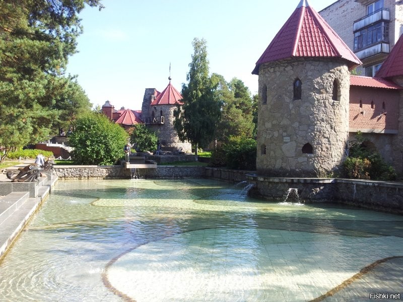 Точно! В форт мы ездили семьей в 2013, я с женой и дочкой и сестра с сыном. Случайно получился отличный, насыщенный маршрут выходного дня. Сначала в Краснофлотск поползать по форту (тогда еще не привели в порядок): на "поездах", по казематам 322 батареи (был "залаз"), по минно-прожекторной станции. Дальше в Сосновом бору офигенная детская площадка "Андерсенград" (умудрились попасть на какой-то праздник, детвора в восторге была, племяшь тетю гламурную за попу подержал, тете тоже понравилось))). А после поездка в крепость "Копорье" (тогда была закрыта, но пару проходов было) там умотались все и в машине заснули, я поехал было домой в СПб (планировал еще в Лопухинку на радоновое озеро заскочить, но не будить же всех). Пробка в город дикая заставила завернуть в Гатчину к однокурснику на птичью ферму (теперь он еще и кум). Там даже сестра (родная но на 10 лет меня старше) взяв перепеленка в руки почувствовала себя ребенком. Пользуйтесь маршрутом, поучайте на здоровье позитивные впечатления, делитесь своими поездками и балуйте детишек, а то растут они слишком быстро можно пропустить их детство, потом не наверстаешь.