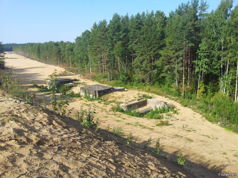 Точно! В форт мы ездили семьей в 2013, я с женой и дочкой и сестра с сыном. Случайно получился отличный, насыщенный маршрут выходного дня. Сначала в Краснофлотск поползать по форту (тогда еще не привели в порядок): на "поездах", по казематам 322 батареи (был "залаз"), по минно-прожекторной станции. Дальше в Сосновом бору офигенная детская площадка "Андерсенград" (умудрились попасть на какой-то праздник, детвора в восторге была, племяшь тетю гламурную за попу подержал, тете тоже понравилось))). А после поездка в крепость "Копорье" (тогда была закрыта, но пару проходов было) там умотались все и в машине заснули, я поехал было домой в СПб (планировал еще в Лопухинку на радоновое озеро заскочить, но не будить же всех). Пробка в город дикая заставила завернуть в Гатчину к однокурснику на птичью ферму (теперь он еще и кум). Там даже сестра (родная но на 10 лет меня старше) взяв перепеленка в руки почувствовала себя ребенком. Пользуйтесь маршрутом, поучайте на здоровье позитивные впечатления, делитесь своими поездками и балуйте детишек, а то растут они слишком быстро можно пропустить их детство, потом не наверстаешь.