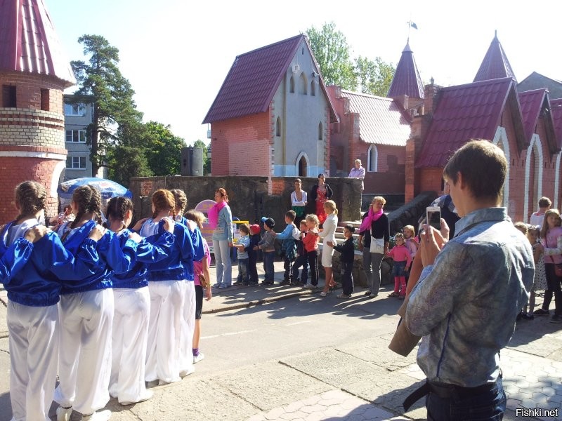 Точно! В форт мы ездили семьей в 2013, я с женой и дочкой и сестра с сыном. Случайно получился отличный, насыщенный маршрут выходного дня. Сначала в Краснофлотск поползать по форту (тогда еще не привели в порядок): на "поездах", по казематам 322 батареи (был "залаз"), по минно-прожекторной станции. Дальше в Сосновом бору офигенная детская площадка "Андерсенград" (умудрились попасть на какой-то праздник, детвора в восторге была, племяшь тетю гламурную за попу подержал, тете тоже понравилось))). А после поездка в крепость "Копорье" (тогда была закрыта, но пару проходов было) там умотались все и в машине заснули, я поехал было домой в СПб (планировал еще в Лопухинку на радоновое озеро заскочить, но не будить же всех). Пробка в город дикая заставила завернуть в Гатчину к однокурснику на птичью ферму (теперь он еще и кум). Там даже сестра (родная но на 10 лет меня старше) взяв перепеленка в руки почувствовала себя ребенком. Пользуйтесь маршрутом, поучайте на здоровье позитивные впечатления, делитесь своими поездками и балуйте детишек, а то растут они слишком быстро можно пропустить их детство, потом не наверстаешь.