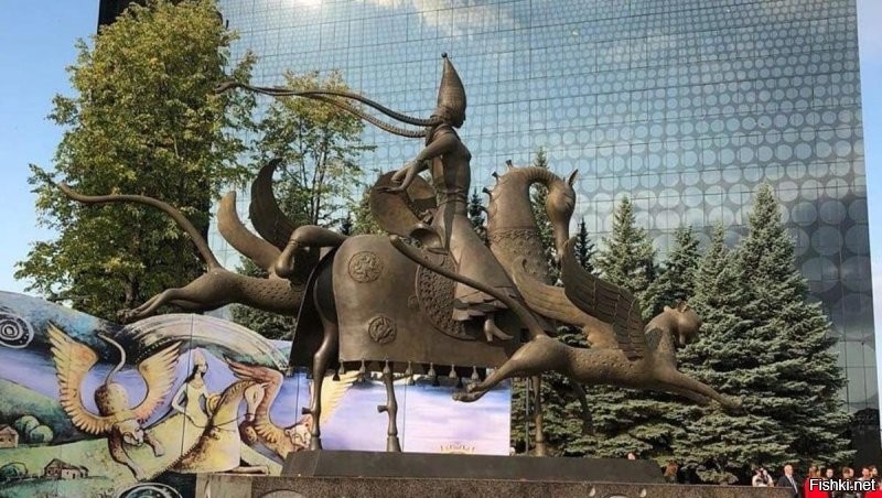 В Альметьевске установили скульптуру известной по легендам татарского народа женщины-воительницы Каракуз (Черноглазка). Высота фигуры составляет семь метров, автор - скульптор и архитектор Даши Намдаков.