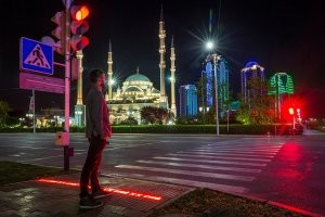 "Пешеходные переходы в Южной Корее оснащены световыми полосами на земле, чтобы люди видели сигнал светофора." 
В Москве такие есть.
Вот Грозный: