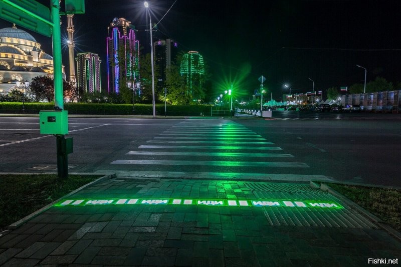 "Пешеходные переходы в Южной Корее оснащены световыми полосами на земле, чтобы люди видели сигнал светофора." 
В Москве такие есть.
Вот Грозный: