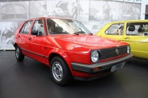 Volkswagen Golf является абсолютным лидером в категории компактных семейных автомобилей с "доступной ценой". Golf - это очень популярная модель - это относится только к 2 серии, остальные Гольфы так не блеснули