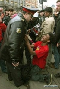 Российский футбольный арбитр проигнорировал преклонение колена перед игрой Лиги чемпионов