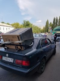 Очень повезет если доедет. Заднее стекло идет сталинитом, то есть не трескается, а сразу сыпется мелким крошевом. Скорее всего после первой кочки товарищ обнаружит покупку у себя в салоне.