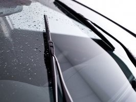 Антиблокиратор лобового стекла, ключил щетки и выключил зажигание посередине, и все дела)