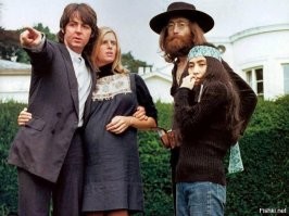 История СССР. Литва, 1980-е . Раввин с калмычкой спрашивают у местных, как пройти в синагогу.