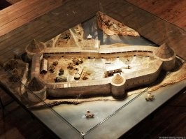 Уцелели только две башни. Та что с воротами - квадратная в центре и круглая справа и часть стены между ними.  Новую стену и часть левой Стрелковой башни уже ваяли гастарбайтеры