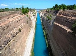 Фактически да. После того, как прорыли Коринфский канал в 1893, он не соединяется с материковой Грецией.