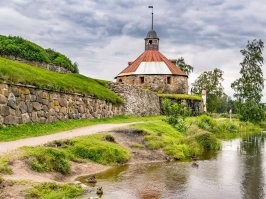 Во-первых очень по разным планам Соловки построены и Псков.

Во-вторых, подобных здоровенных валунов в Псковских укреплениях и близко нет.

Валунами Соловки разве что приозерскую Корелу напоминают, но они и географически к ней ближе, потому и там валунов в избытке.  Корела, однако, многократно перестраивалась, будучи и под шведами, и под русскими.