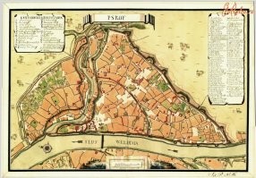 Да булыжники-то везде есть, где ледник прошел. 

Только валуны собирать по округе да свозить к месту  стройки заманаешься.

Про "идентичный план" - вообще повеселило.

Соловки - монастырская крепость, а Псков - княжеский двор и город, центр области еще со времен Новгородской Руси. Там, помимо самого кремля, еще и посад городской стенами огорожен был. 

Вот тебе план Соловков и Пскова

Общее - только то, что обе крепости русские строили.

Да и то насчет изначальных Соловков альтернативщики сейчас разные занятные теории высказывают. В т.ч. и тыкая в эти самые валуны.