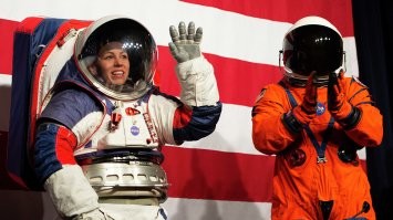 На первых  картинках скафандр переживший несколько высадок на луну в котором можно было не только лететь к луне но   так же по ней бегать прыгать кататься  на ровере собирать образцы и разбирать космические аппараты. но и ходит с открытым  забралом не боясь ослепнуть.   И он плохой. А на последней тяжеленная  дура (это я не про тётку)  В которой человек с трудом передвигается.  Угадайте какой был в 60-70 и какой в 2020-30х.