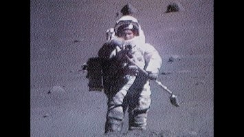 На первых  картинках скафандр переживший несколько высадок на луну в котором можно было не только лететь к луне но   так же по ней бегать прыгать кататься  на ровере собирать образцы и разбирать космические аппараты. но и ходит с открытым  забралом не боясь ослепнуть.   И он плохой. А на последней тяжеленная  дура (это я не про тётку)  В которой человек с трудом передвигается.  Угадайте какой был в 60-70 и какой в 2020-30х.