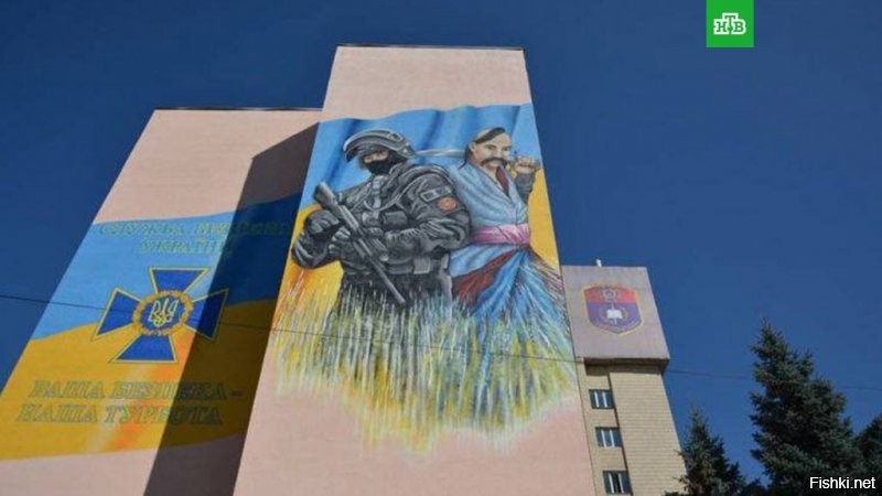 На здании СБУ появились портреты казака и бойца спецназа ФСБ в экипировке.