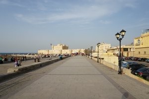 Александрийский маяк был возведён в сжатые сроки, всего за 5 лет (примерно 285 – 280 год до н.э.) и простоял почти десять столетий.
Пламя гигантского костра поддерживалось просмолёнными дровами круглые сутки, предупреждая моряков об отмелях, рифах и указывая дорогу к гавани. В туман и дождь при плохой видимости звук трубы извещал приближающиеся корабли о близости надёжной пристани.
В 796 году сильнейшее цунами, затопившее и разрушившее здания, погубило 50000 людей, не пощадило и Александрийский маяк, оставив от него одну треть. Восстановленный до 30 м он прослужил ещё почти пятьсот лет
К XII в. конструкция пришла в упадок, корабли сюда уже не заходили из-за заиленности и смещения торговых маршрутов. Детали переплавили на мелкие денежные знаки.

В XIV в. новые подземные толчки окончательно уничтожили шедевр культуры и зодчества. На его руинах султан Кайт-бей построил бастион, который сохранился и до сих пор.

Дайверы нашли остатки каменной кладки, частично затопленные после сейсмоактивности. Это послужило поводом для маленькой сенсации, подхваченной прессой.

Администрация Каира с 2015 года рассматривают возможность реконструкции Александрийского маяка.