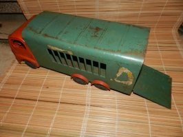 Был вот такой грузовик. Любил в него кошку засовывать и катать