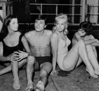 блондинка аж уссалась от счастья.